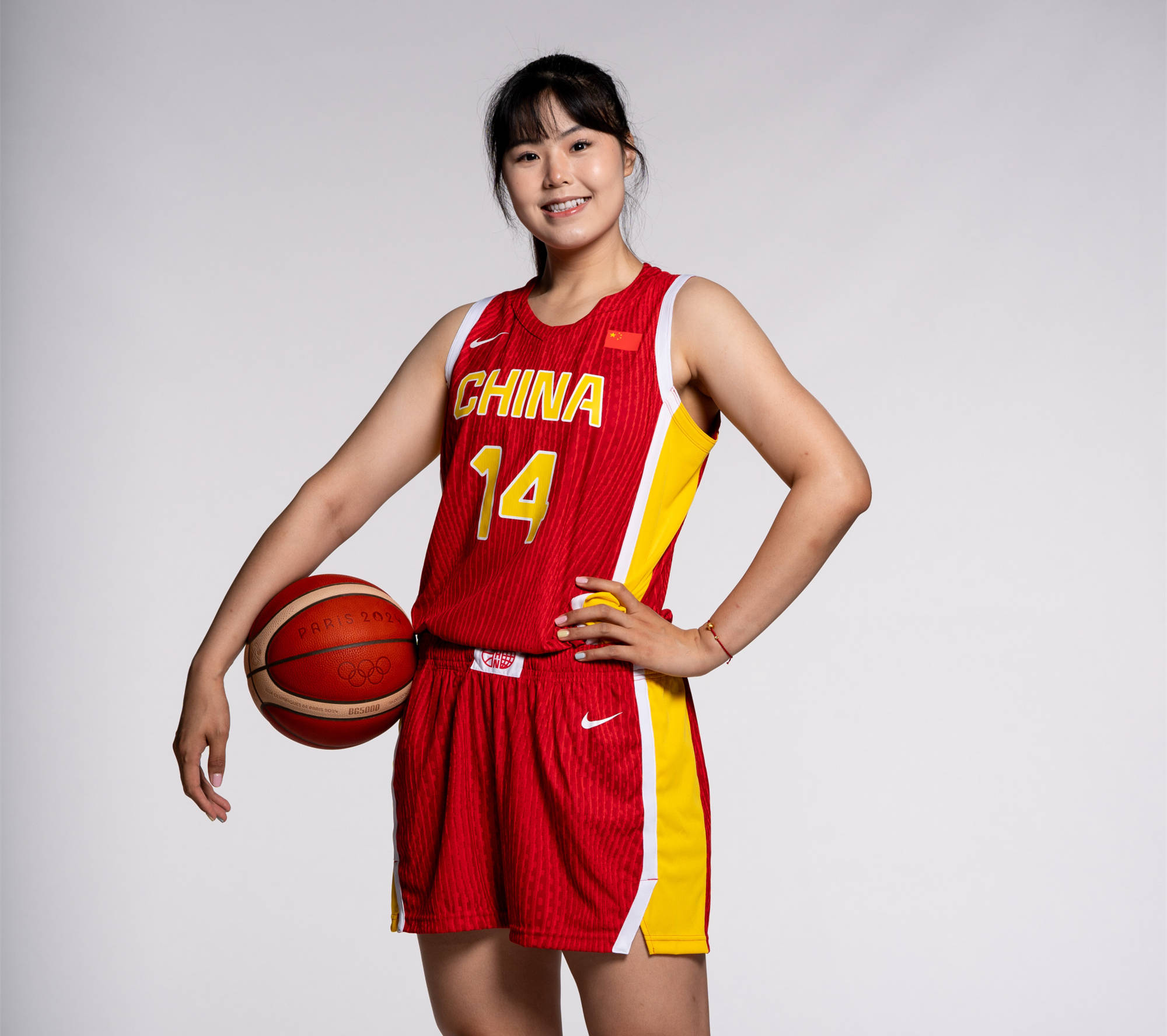 篮球巨星被指挥官大力称赞，赛场上英姿飒爽