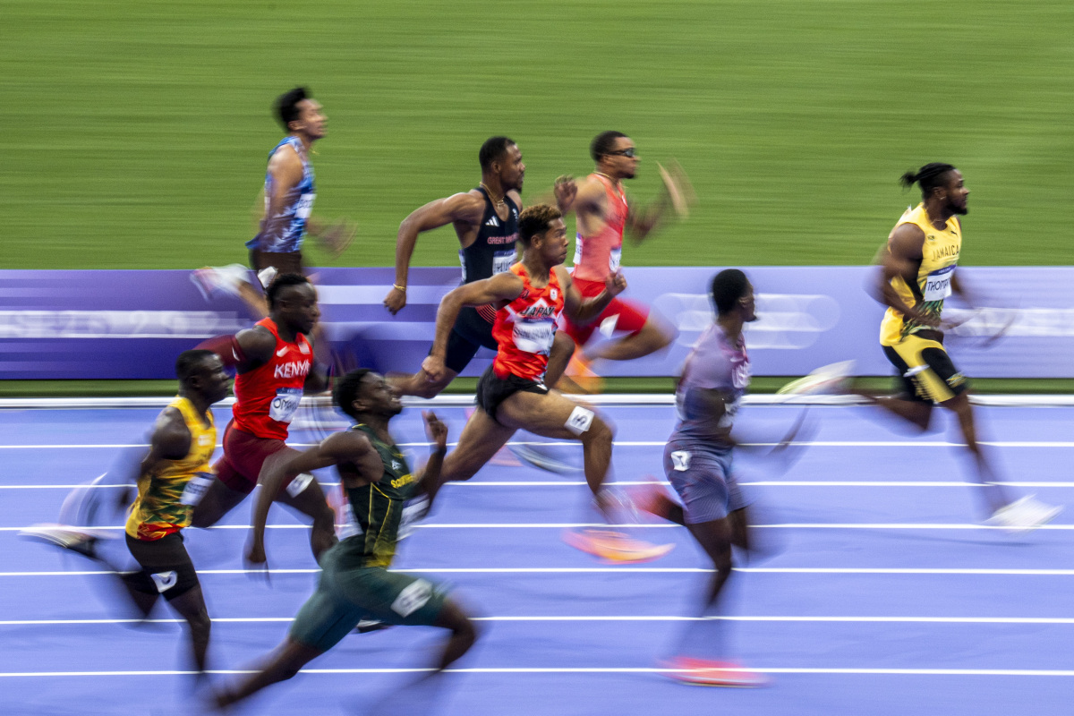 包含田径运动员奔跑在征途上，冲刺胜利的词条